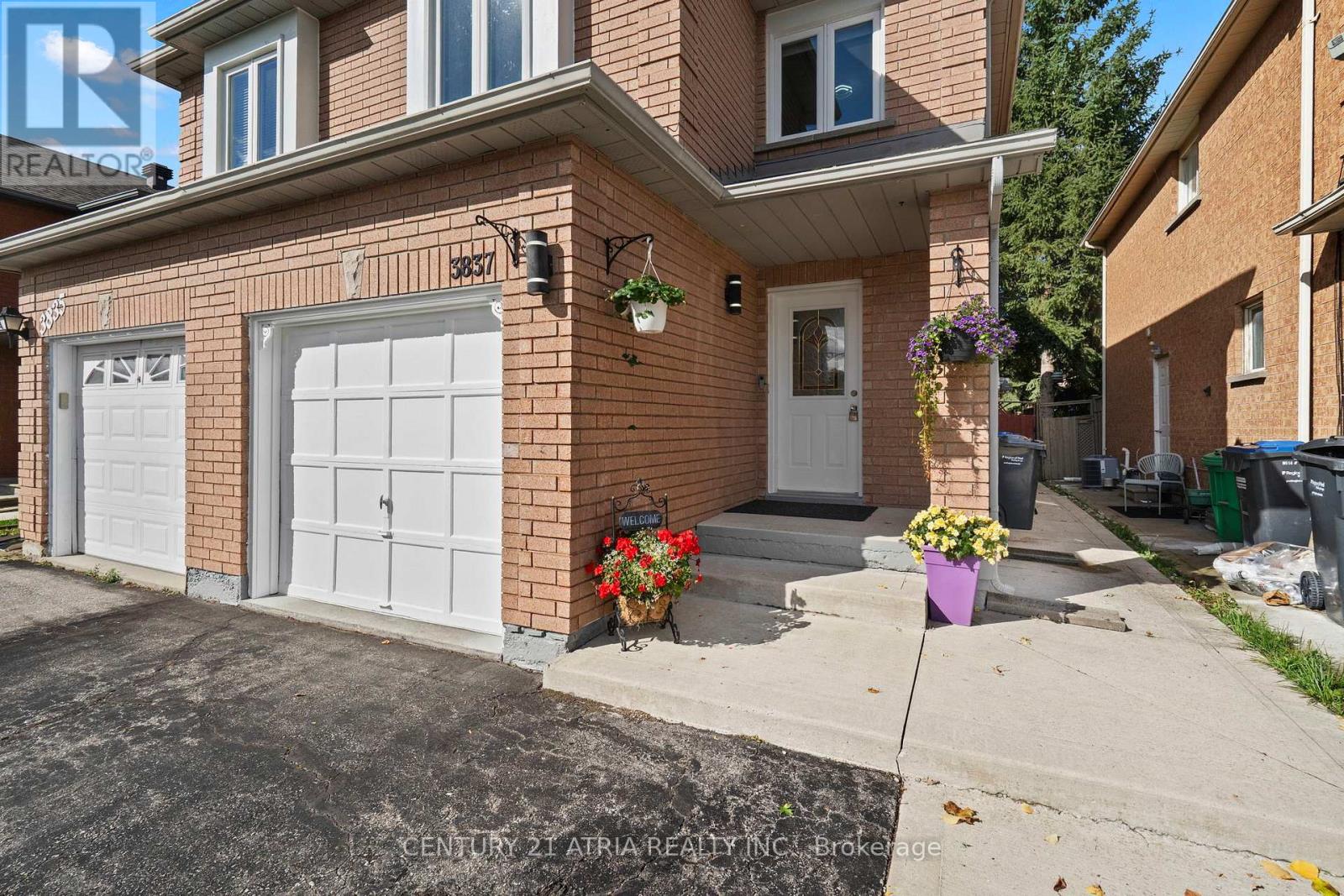 3837 Densbury Drive, Mississauga, Ontario  L5N 6Z3 - Photo 3 - W12468960