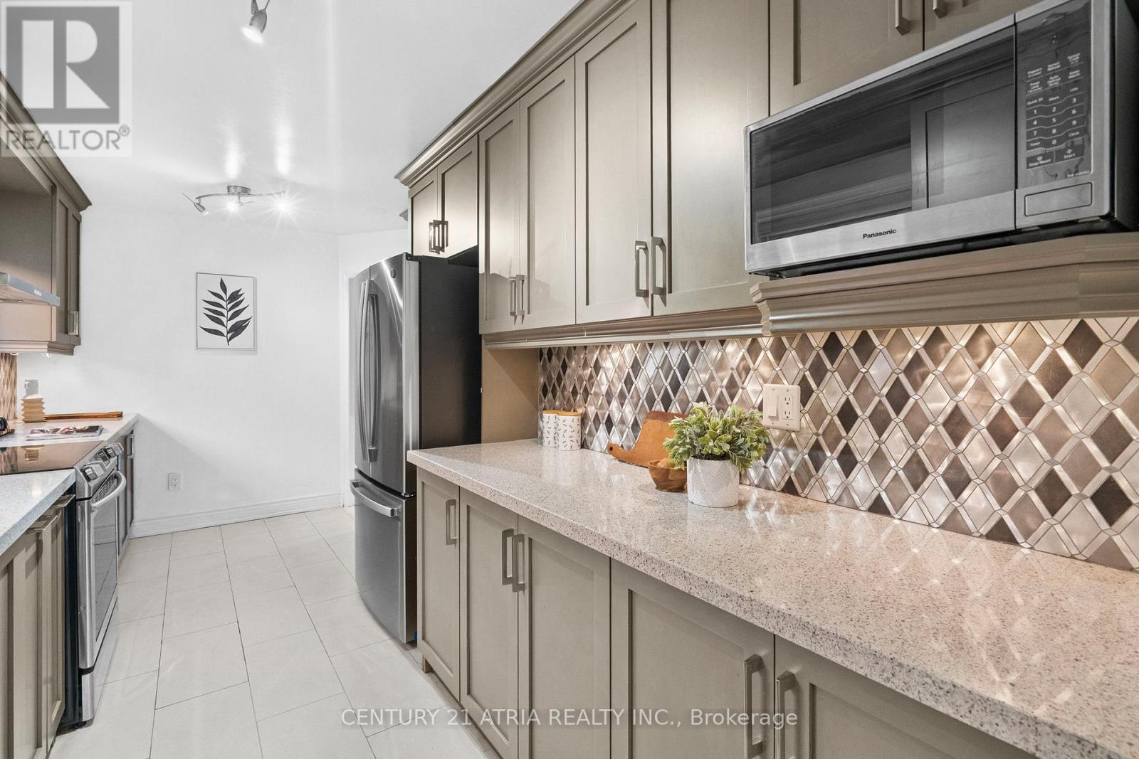 3837 Densbury Drive, Mississauga, Ontario  L5N 6Z3 - Photo 16 - W12468960