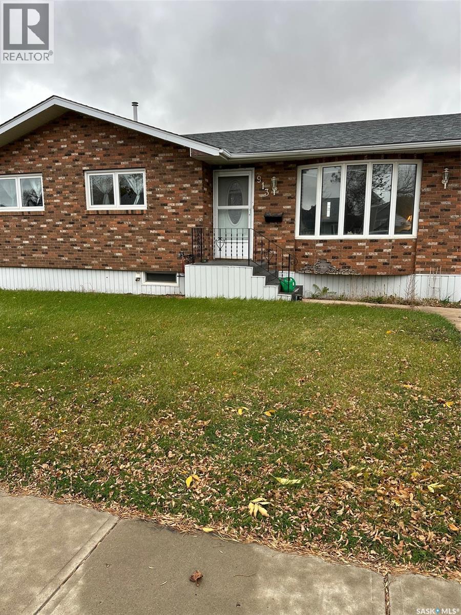913 Third Street, Estevan, Saskatchewan  S4A 0R2 - Photo 2 - SK021374