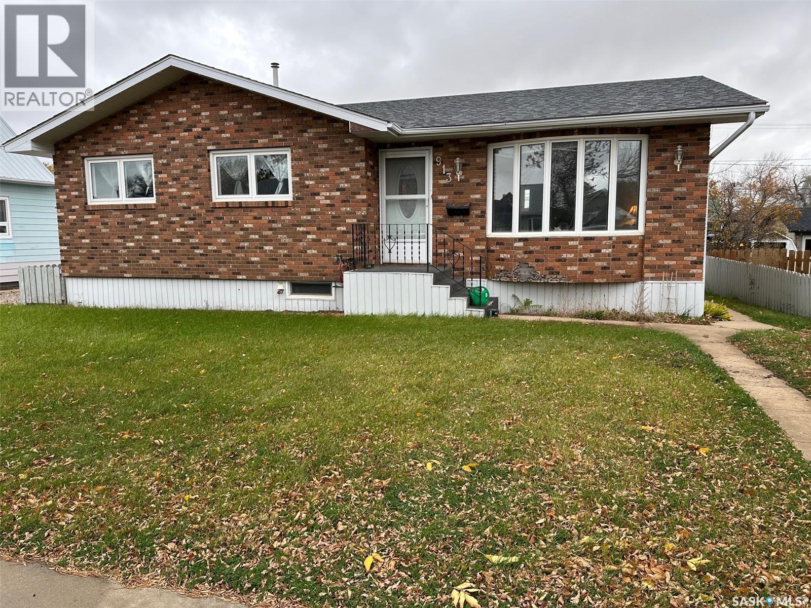 913 Third Street, Estevan, Saskatchewan  S4A 0R2 - Photo 3 - SK021374