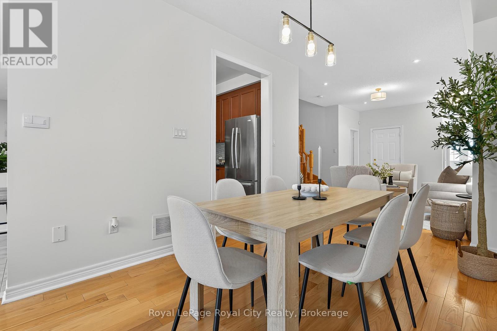 275 Comiskey Crescent, Mississauga (Meadowvale Village), Ontario  L5W 0C4 - Photo 9 - W12473716