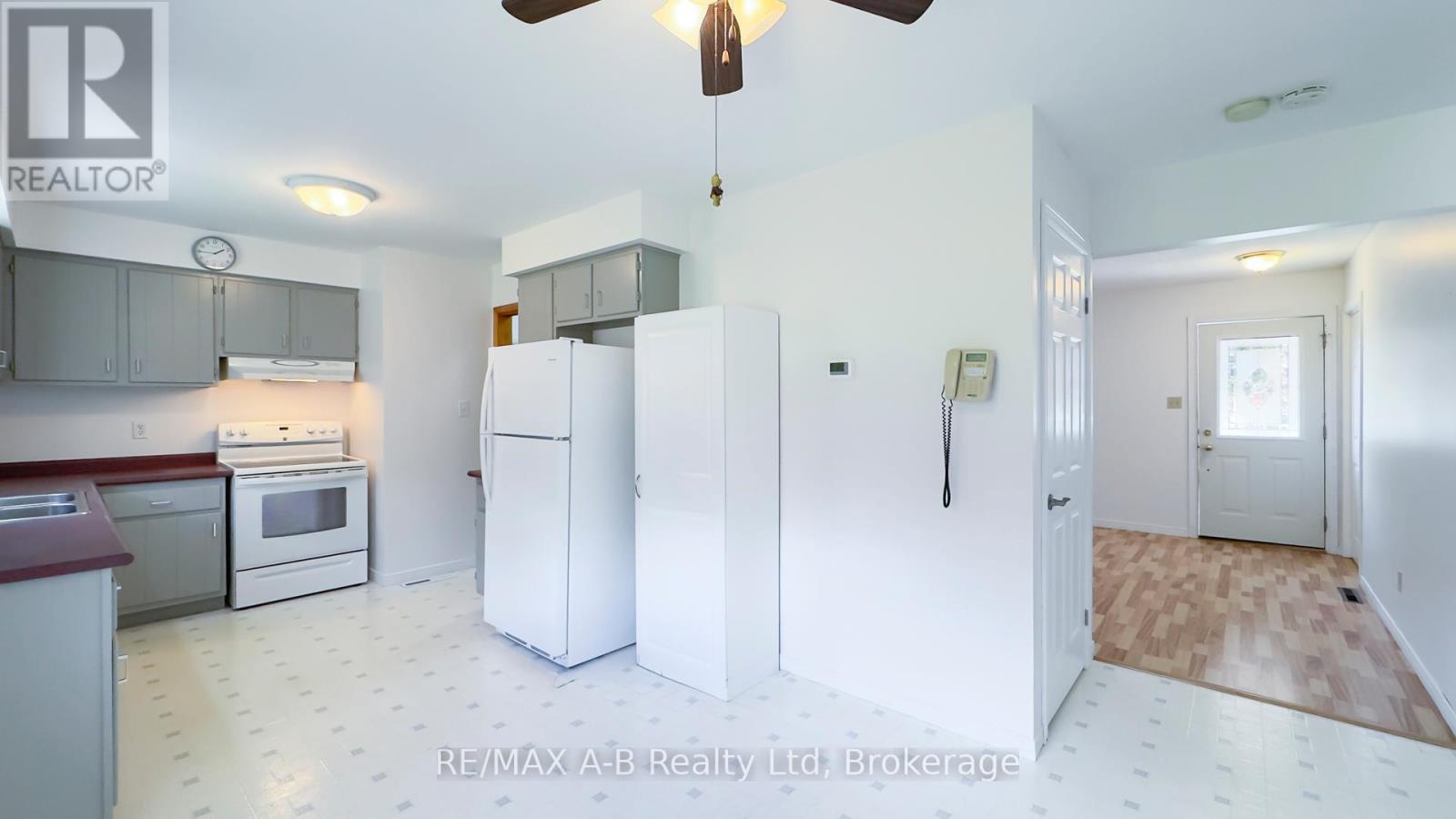 221 Coulton Drive, West Perth (Mitchell), Ontario  N0K 1N0 - Photo 11 - X12473825