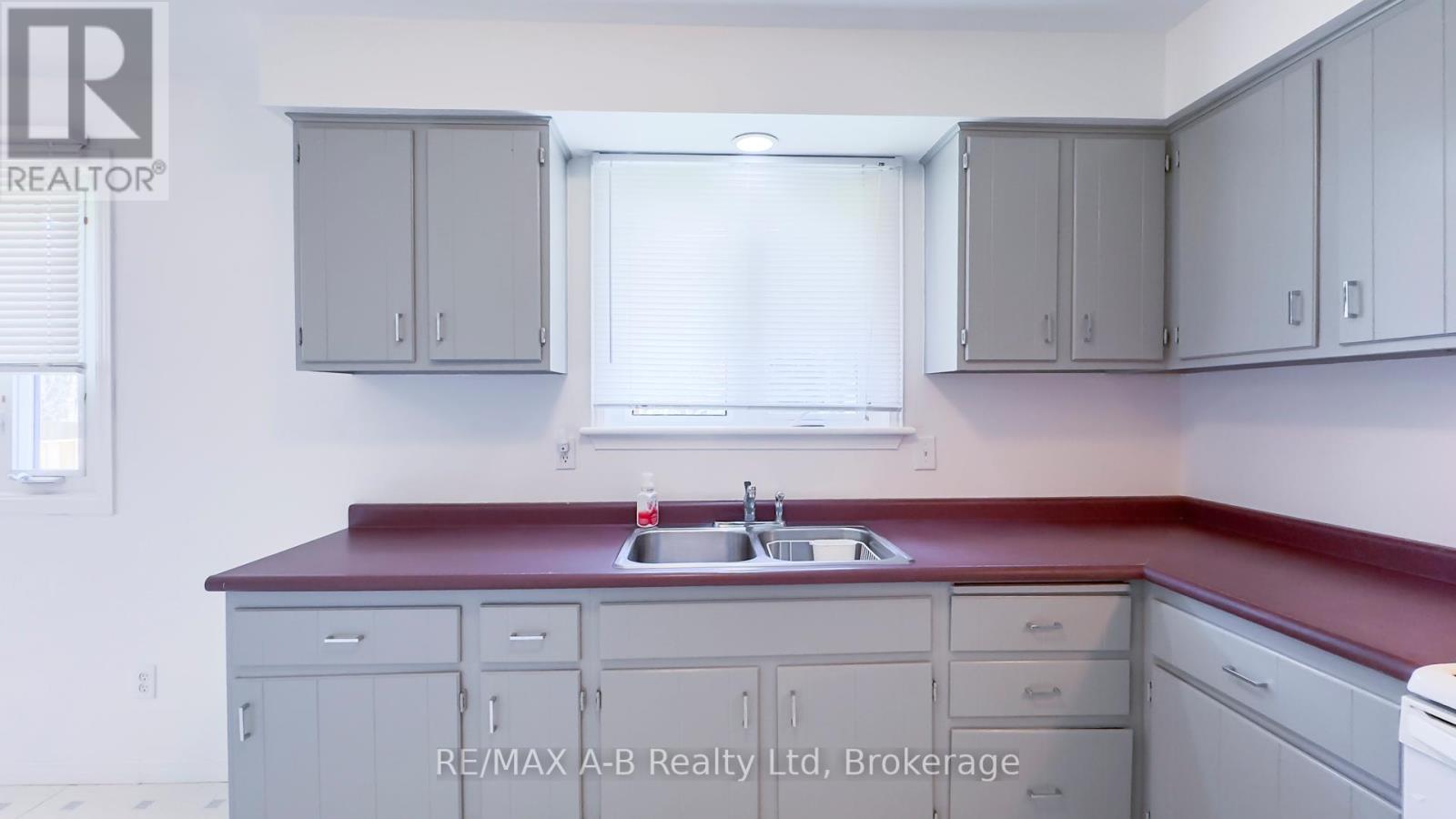 221 Coulton Drive, West Perth (Mitchell), Ontario  N0K 1N0 - Photo 14 - X12473825