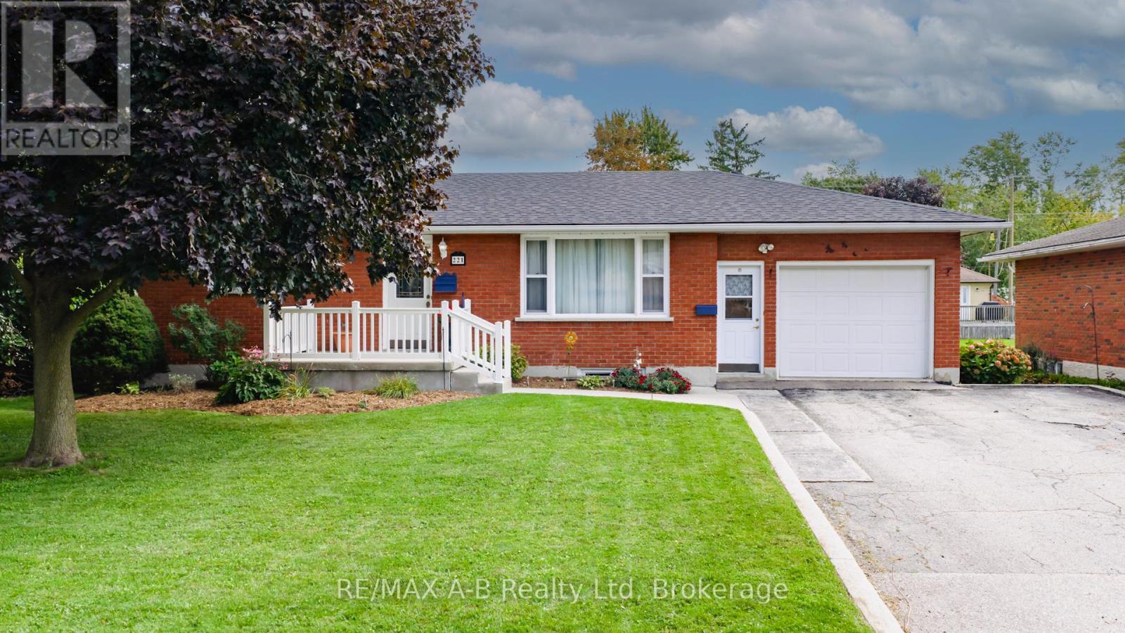 221 Coulton Drive, West Perth (Mitchell), Ontario  N0K 1N0 - Photo 3 - X12473825