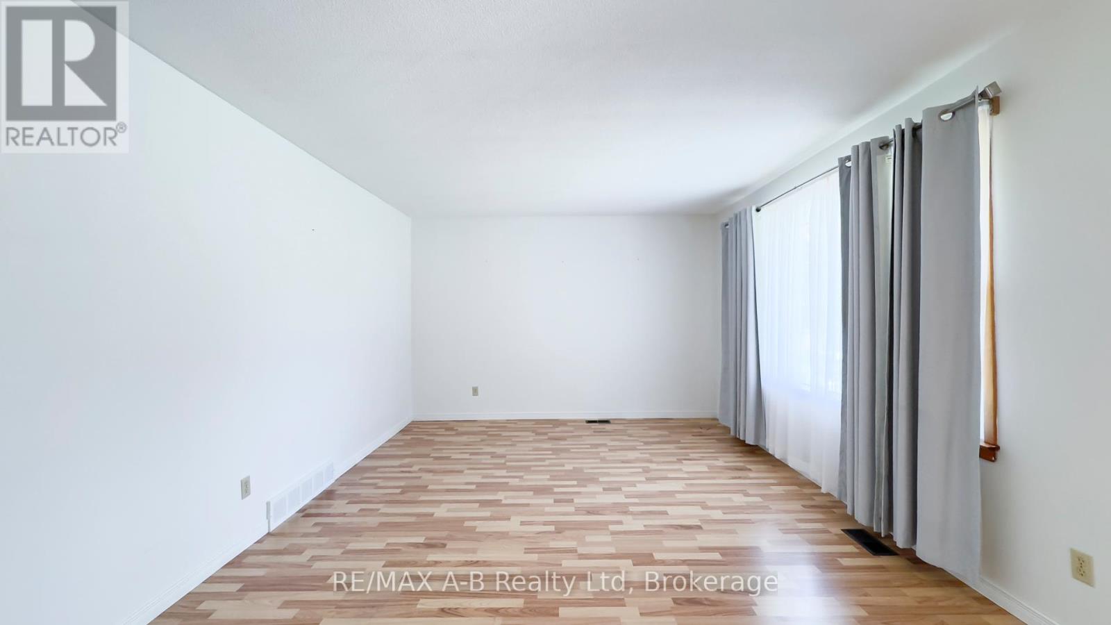 221 Coulton Drive, West Perth (Mitchell), Ontario  N0K 1N0 - Photo 5 - X12473825