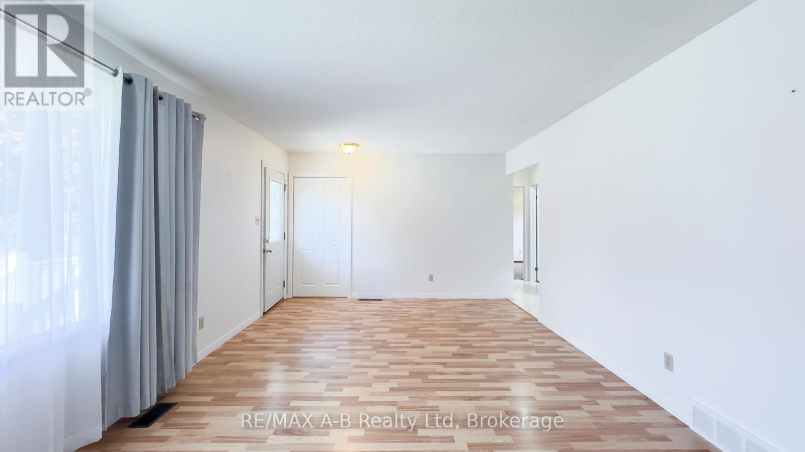 221 Coulton Drive, West Perth (Mitchell), Ontario  N0K 1N0 - Photo 7 - X12473825