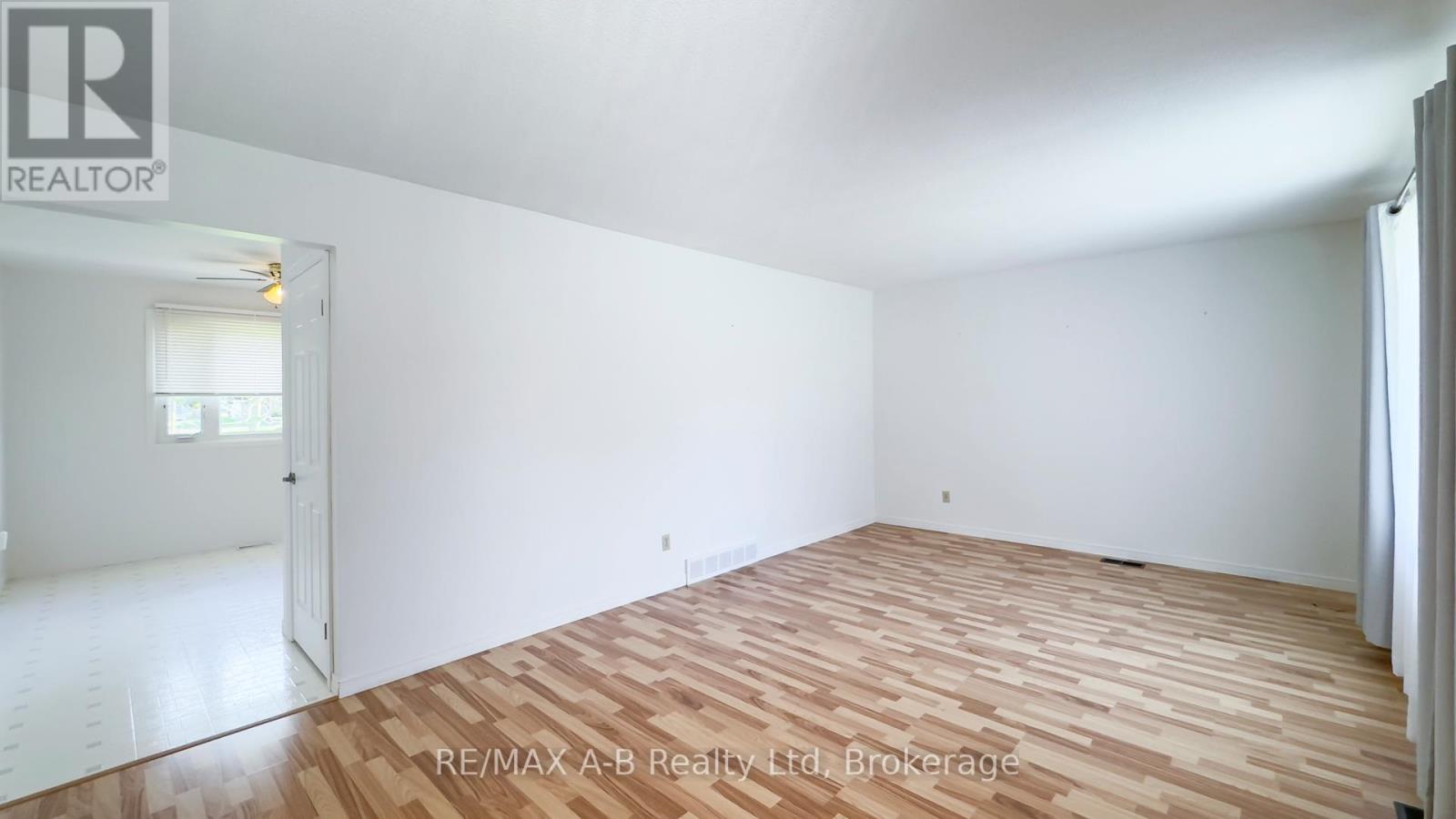 221 Coulton Drive, West Perth (Mitchell), Ontario  N0K 1N0 - Photo 9 - X12473825