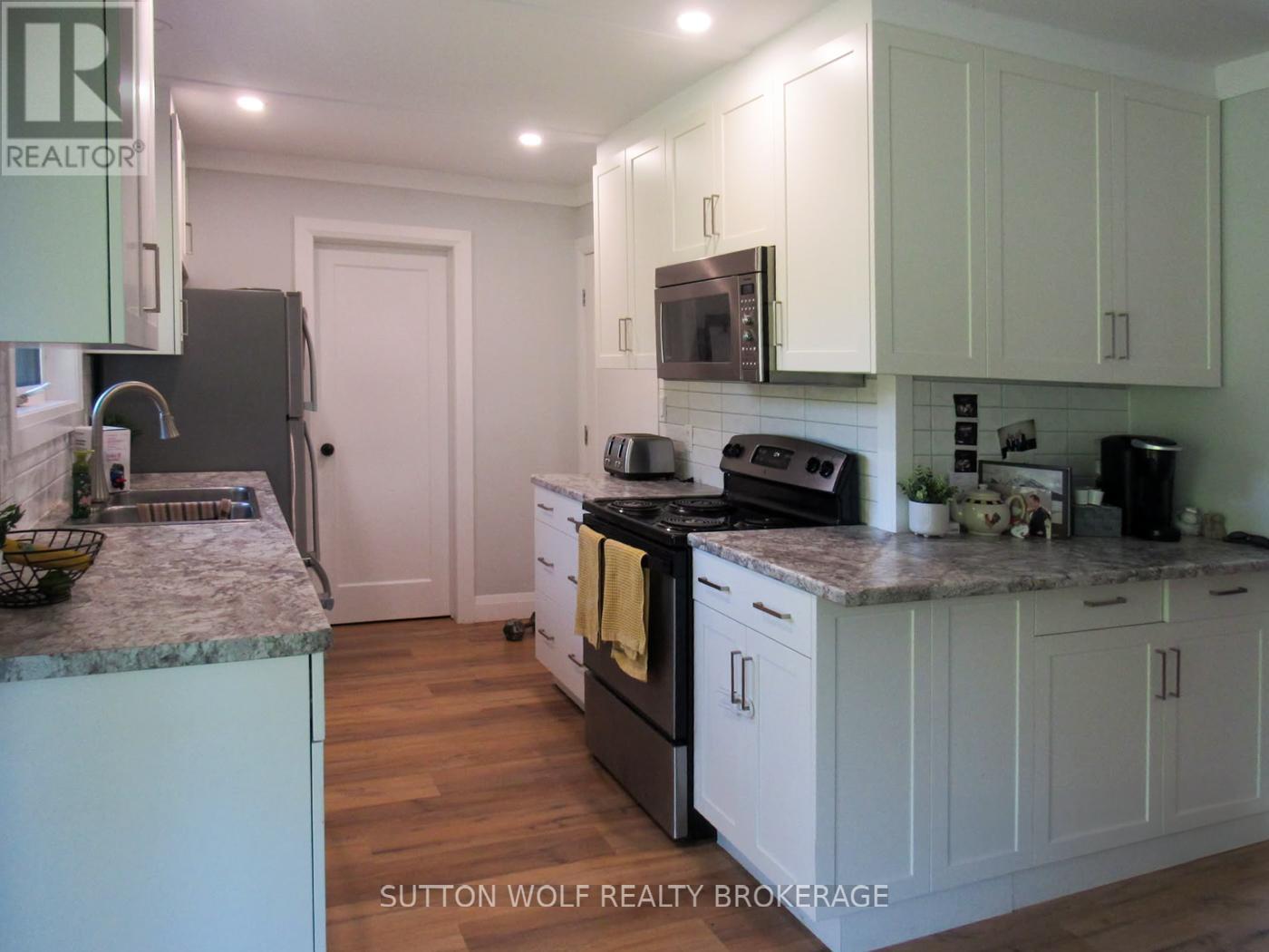 235 William Street, Southwest Middlesex, Ontario  N0L 1Z0 - Photo 3 - X12473846