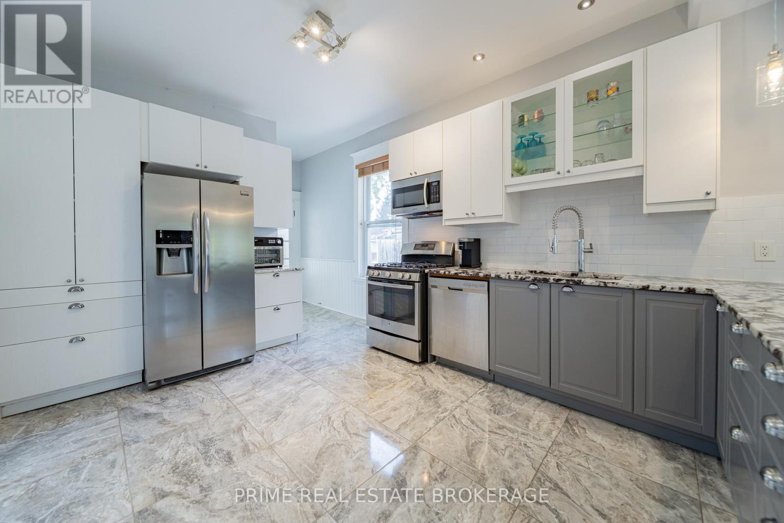 11 Briscoe Street E, London South, Ontario  N6C 1W8 - Photo 11 - X12473847