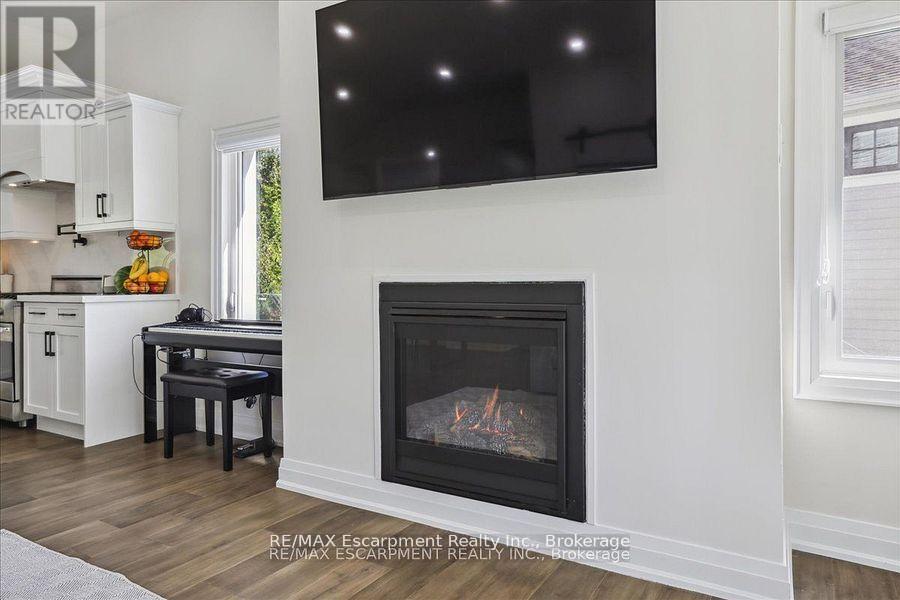 214 Lakewood Drive, Oakville, Ontario  L6K 1P2 - Photo 11 - W12473747