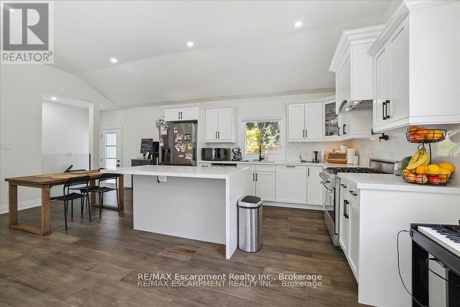 214 Lakewood Drive, Oakville, Ontario  L6K 1P2 - Photo 12 - W12473747