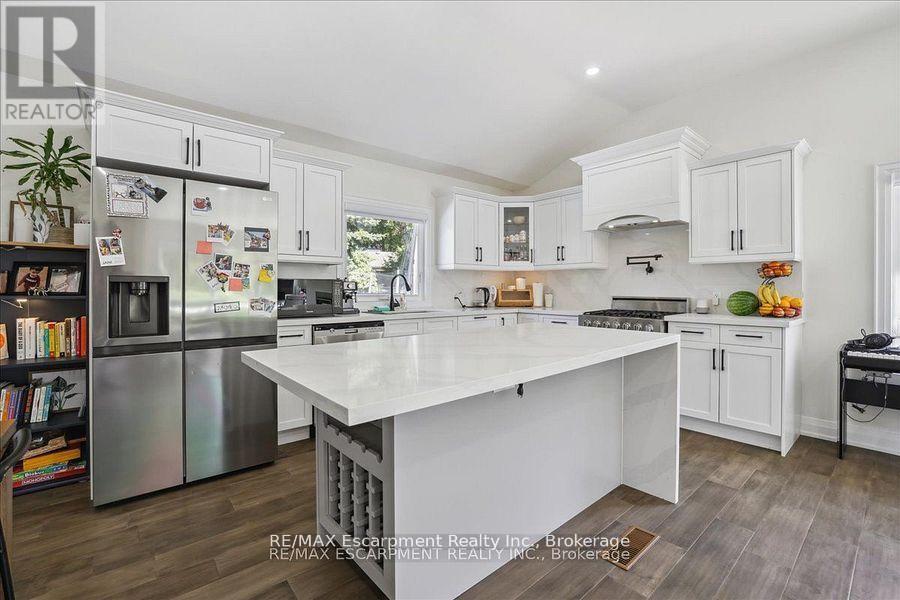 214 Lakewood Drive, Oakville, Ontario  L6K 1P2 - Photo 14 - W12473747