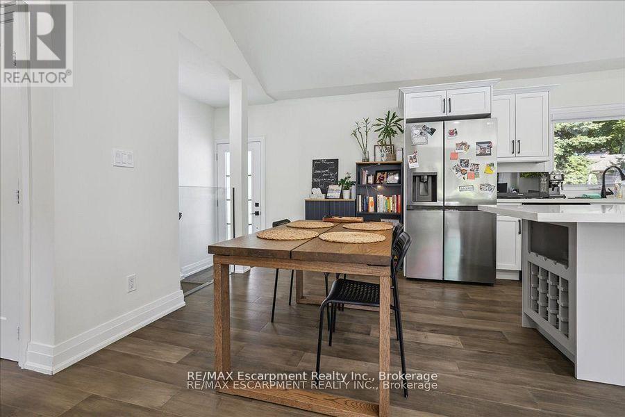 214 Lakewood Drive, Oakville, Ontario  L6K 1P2 - Photo 16 - W12473747