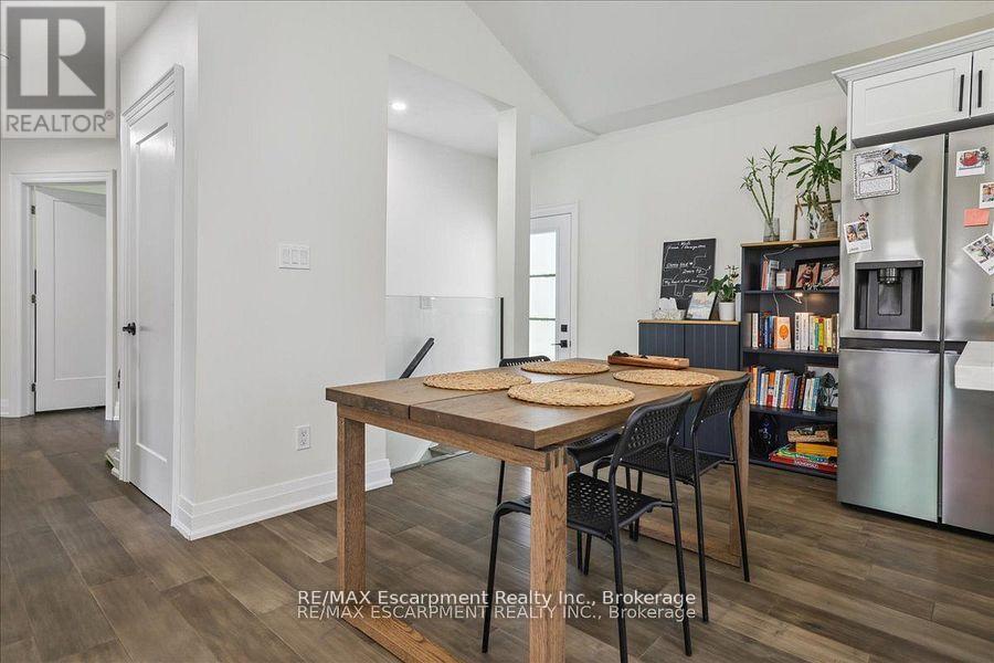 214 Lakewood Drive, Oakville, Ontario  L6K 1P2 - Photo 17 - W12473747