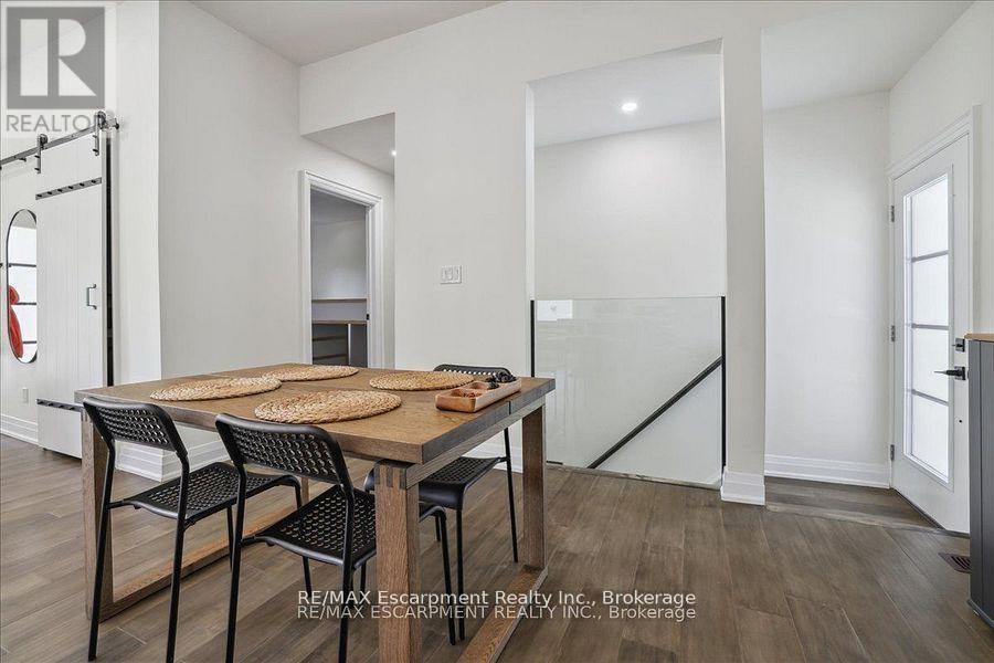 214 Lakewood Drive, Oakville, Ontario  L6K 1P2 - Photo 18 - W12473747