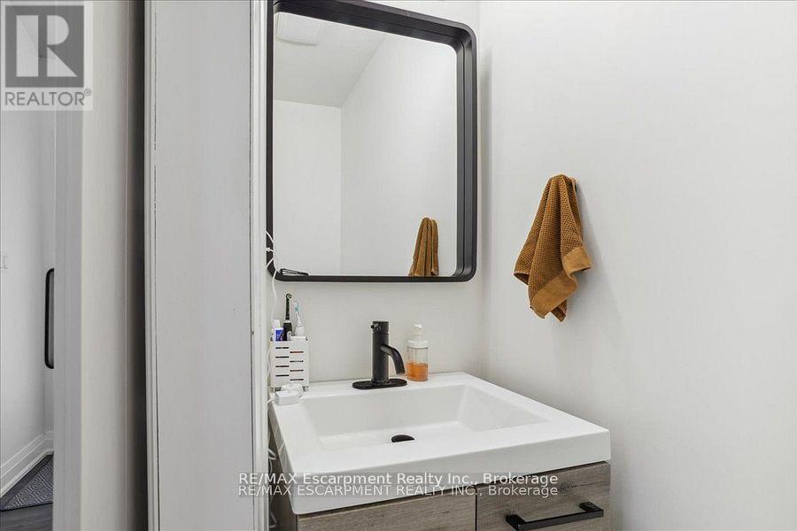 214 Lakewood Drive, Oakville, Ontario  L6K 1P2 - Photo 19 - W12473747
