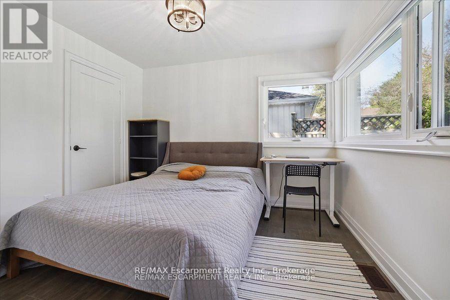 214 Lakewood Drive, Oakville, Ontario  L6K 1P2 - Photo 20 - W12473747