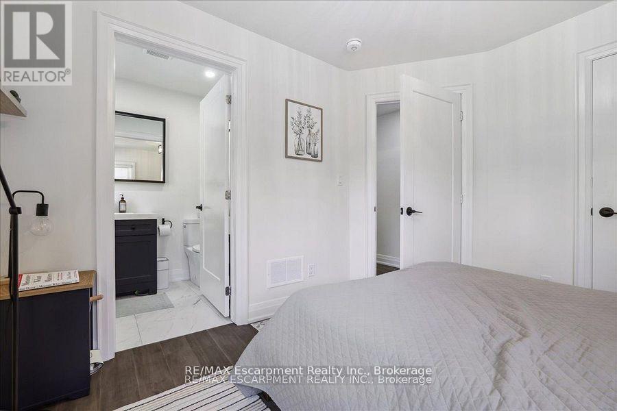 214 Lakewood Drive, Oakville, Ontario  L6K 1P2 - Photo 21 - W12473747