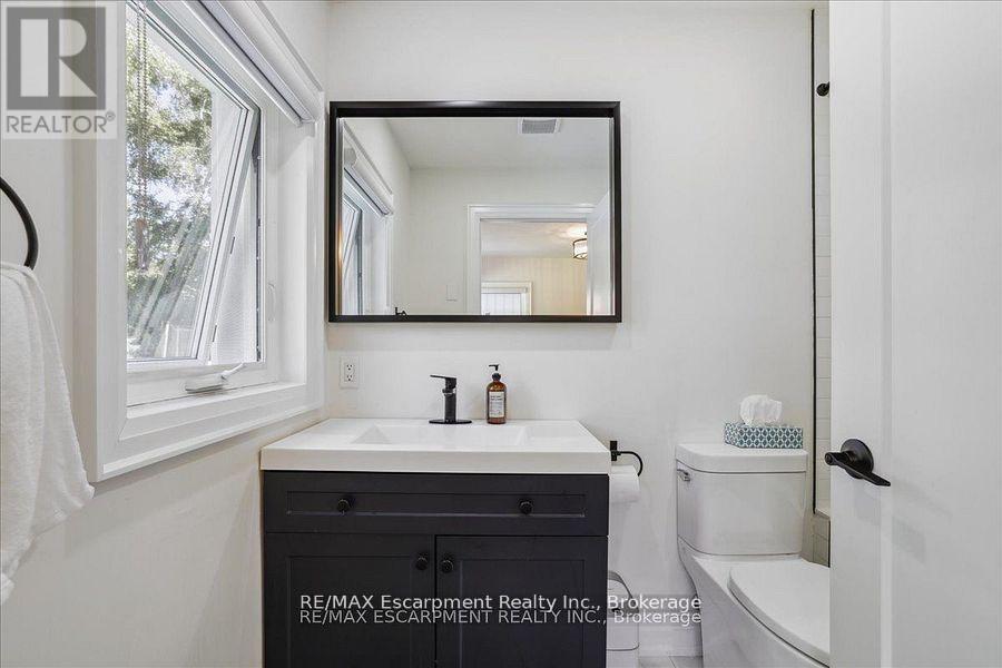 214 Lakewood Drive, Oakville, Ontario  L6K 1P2 - Photo 22 - W12473747