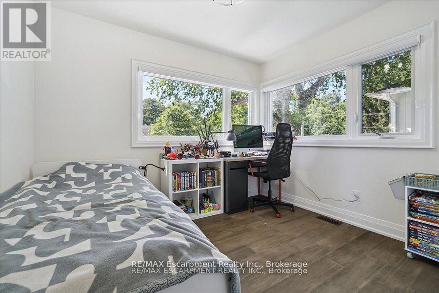 214 Lakewood Drive, Oakville, Ontario  L6K 1P2 - Photo 23 - W12473747