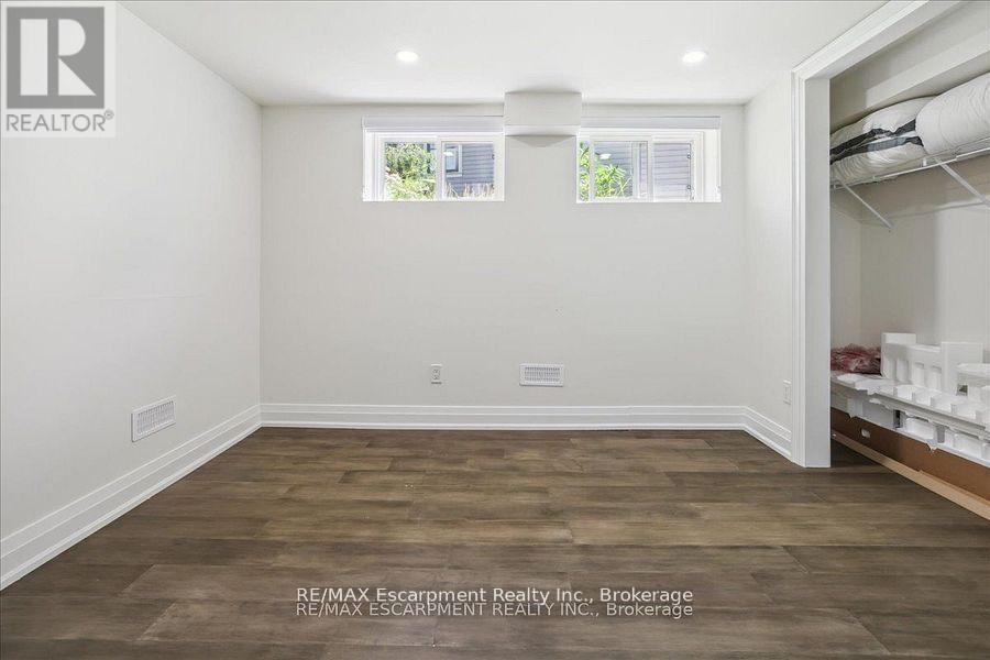 214 Lakewood Drive, Oakville, Ontario  L6K 1P2 - Photo 29 - W12473747