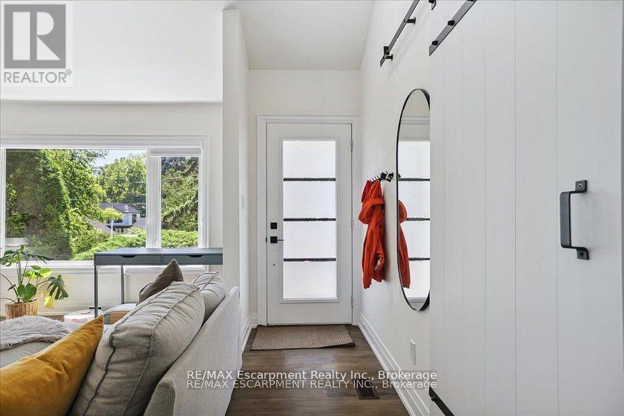 214 Lakewood Drive, Oakville, Ontario  L6K 1P2 - Photo 4 - W12473747
