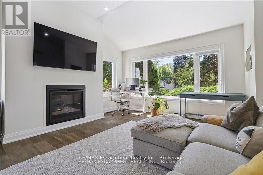214 Lakewood Drive, Oakville, Ontario  L6K 1P2 - Photo 6 - W12473747
