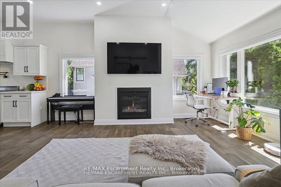214 Lakewood Drive, Oakville, Ontario  L6K 1P2 - Photo 7 - W12473747