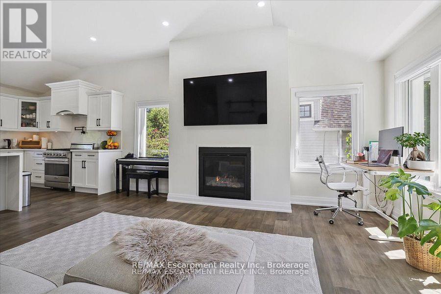 214 Lakewood Drive, Oakville, Ontario  L6K 1P2 - Photo 8 - W12473747
