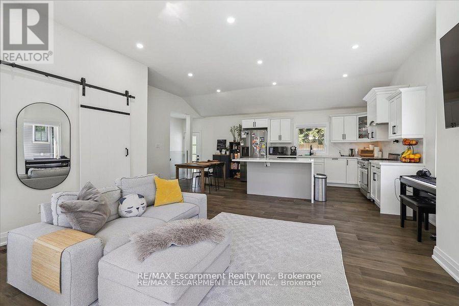 214 Lakewood Drive, Oakville, Ontario  L6K 1P2 - Photo 9 - W12473747