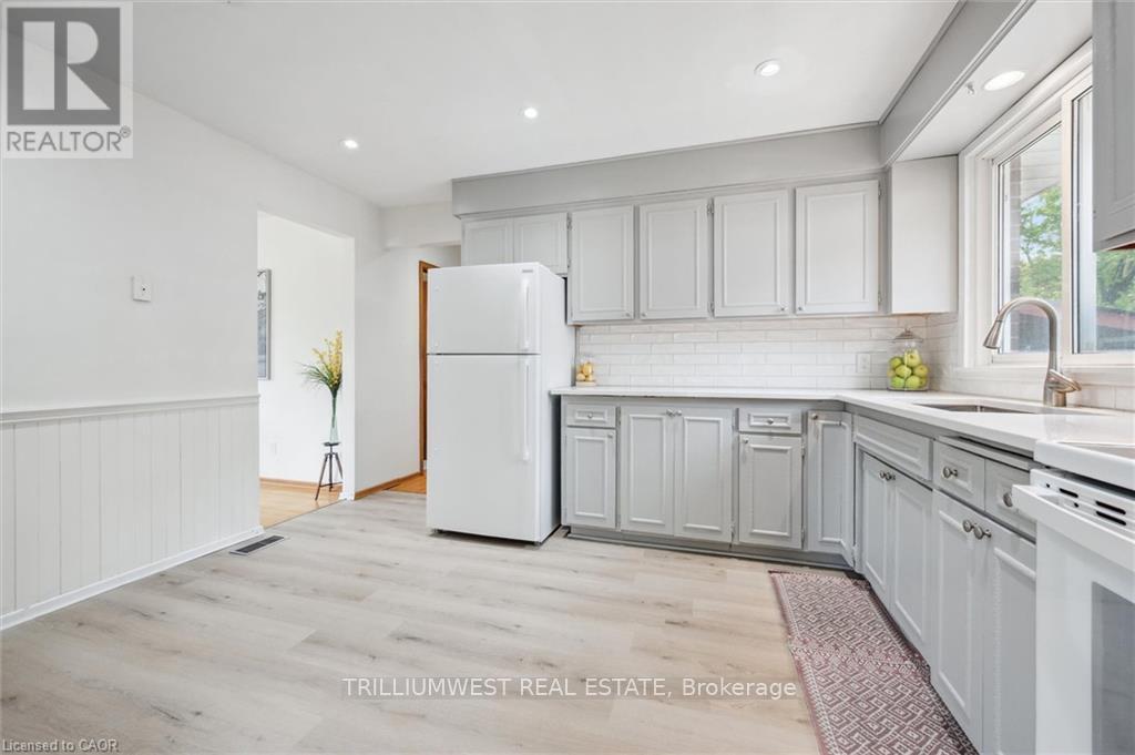 11 Van Horne Place, Kitchener, Ontario  N2P 1J8 - Photo 6 - X12437503