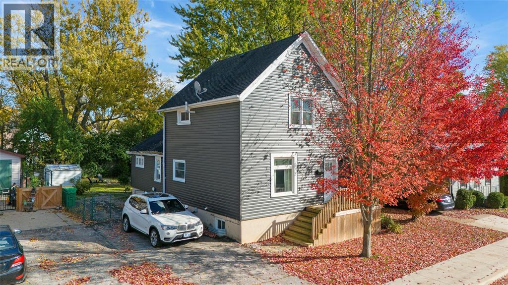 374 Kerby Street, Petrolia, Ontario  N0N 1R0 - Photo 3 - 25026689