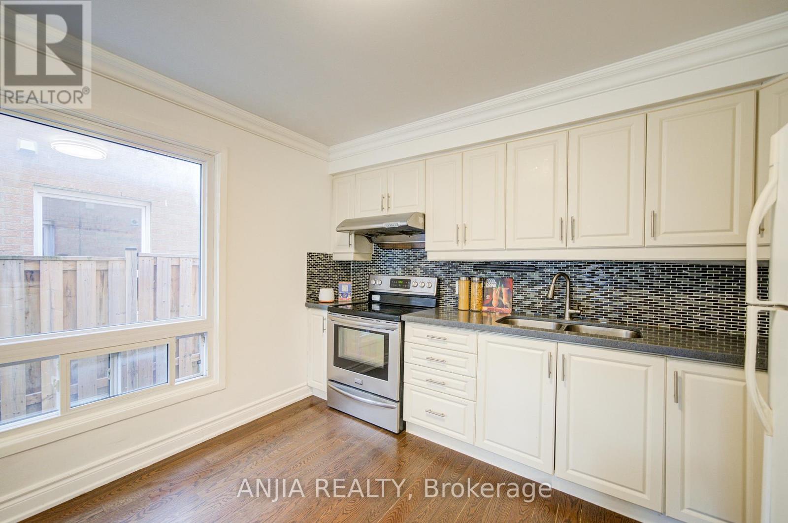 19 Dunbar Crescent, Markham, Ontario  L3R 6W9 - Photo 13 - N12473658