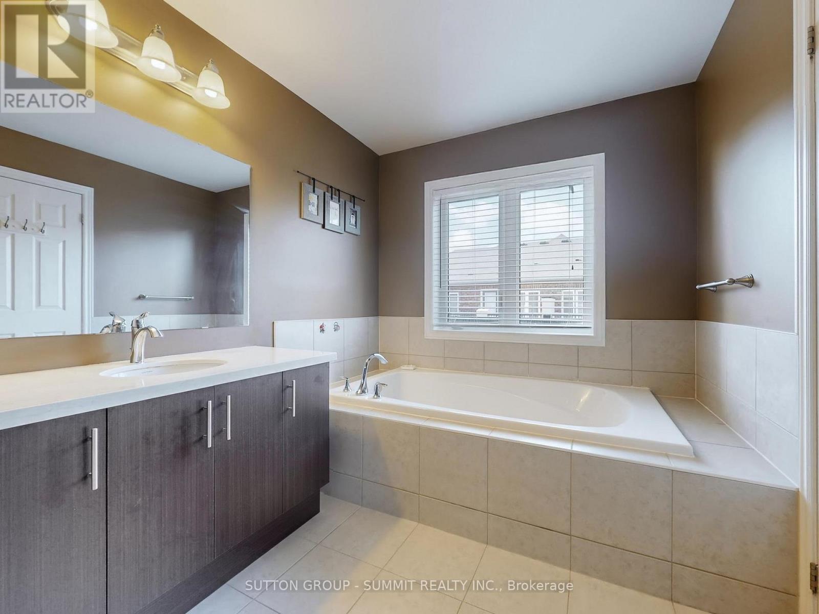 3050 Eberly Woods Drive, Oakville, Ontario  L6M 0T5 - Photo 25 - W12473634