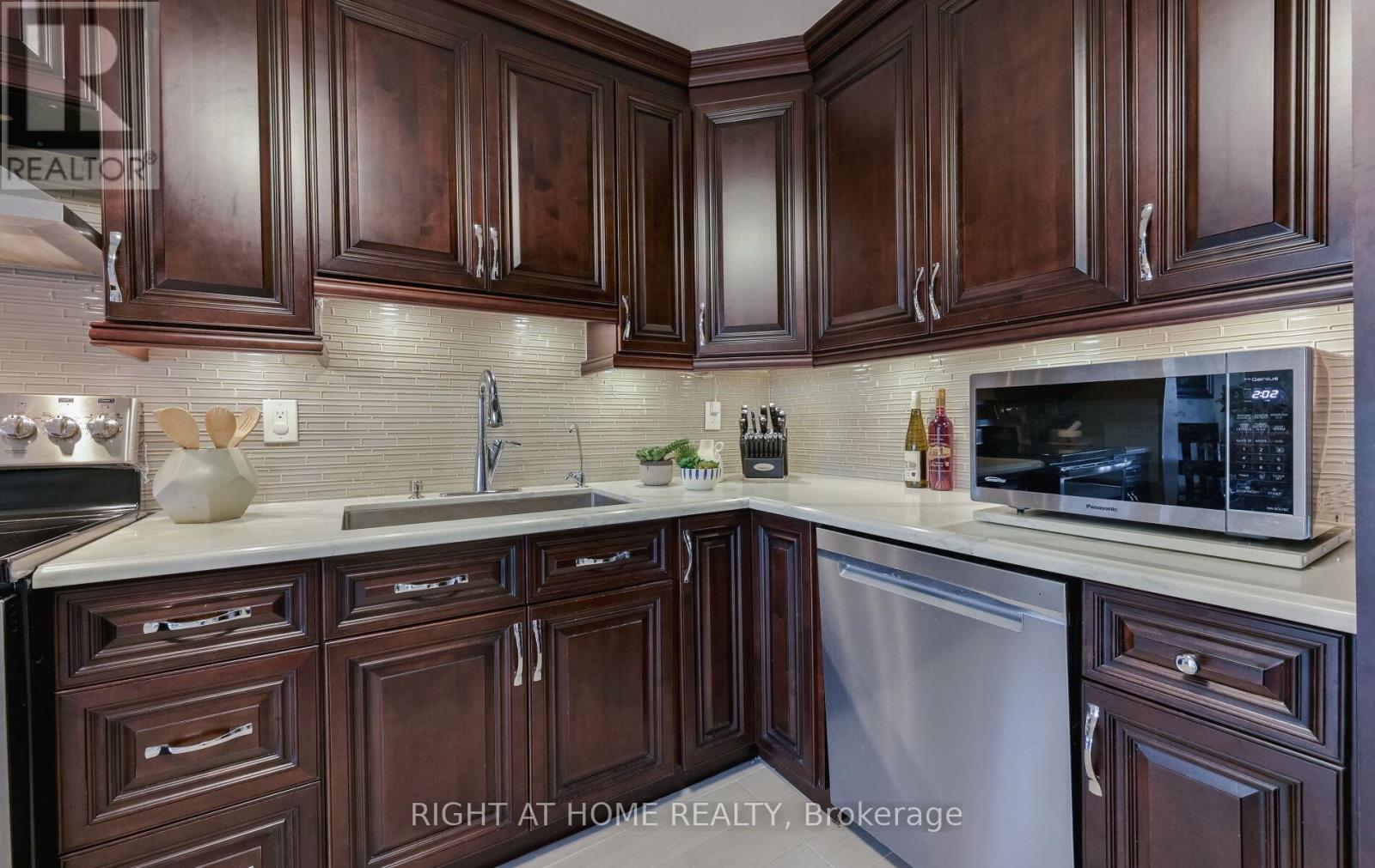 7 - 6050 Bidwell Trail, Mississauga, Ontario  L5V 1V6 - Photo 16 - W12473639