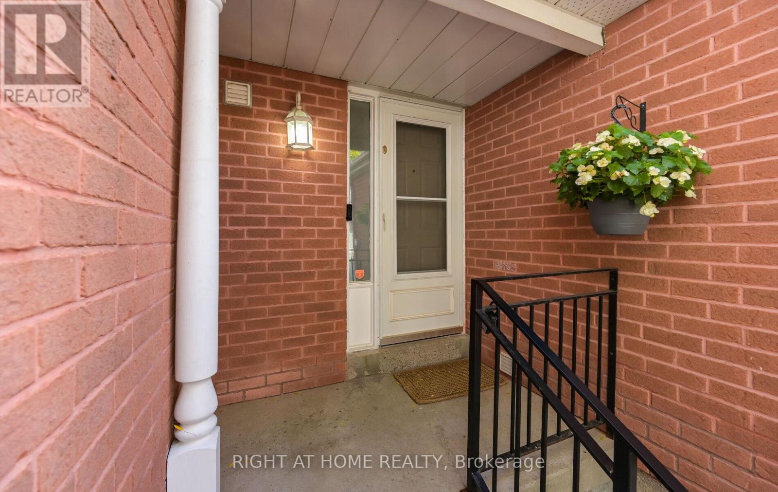 7 - 6050 Bidwell Trail, Mississauga, Ontario  L5V 1V6 - Photo 3 - W12473639