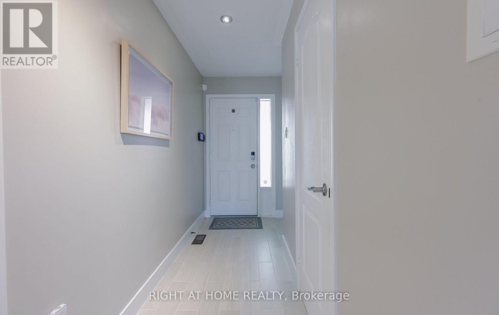 7 - 6050 Bidwell Trail, Mississauga, Ontario  L5V 1V6 - Photo 4 - W12473639