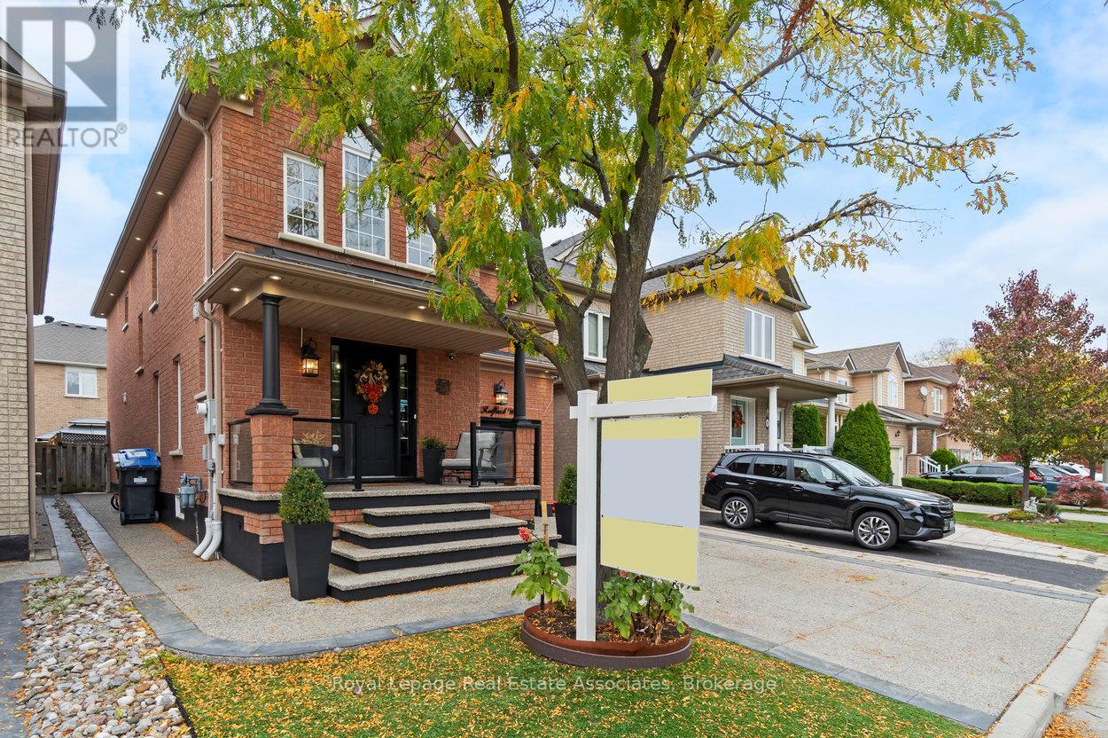11 Redfinch Way, Brampton (Fletcher's Meadow), Ontario  L7A 2B2 - Photo 2 - W12473653