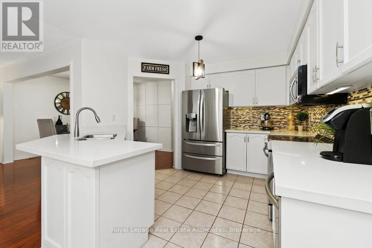 11 Redfinch Way, Brampton (Fletcher's Meadow), Ontario  L7A 2B2 - Photo 20 - W12473653