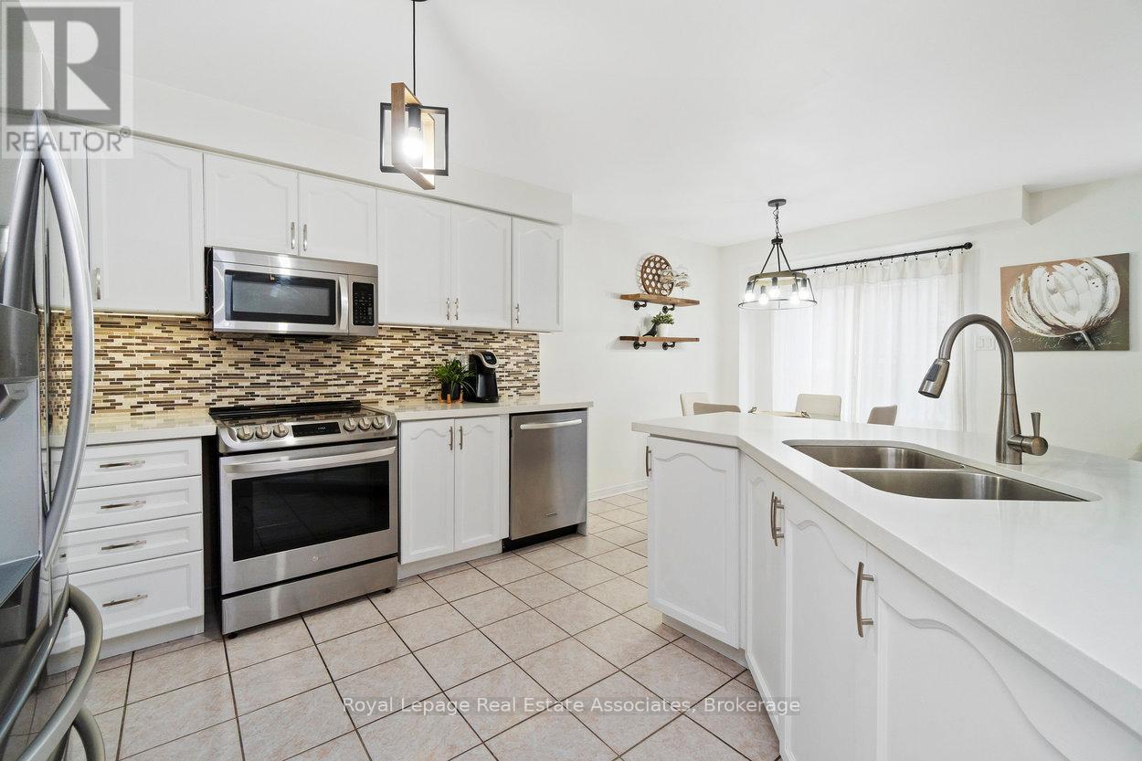 11 Redfinch Way, Brampton (Fletcher's Meadow), Ontario  L7A 2B2 - Photo 21 - W12473653
