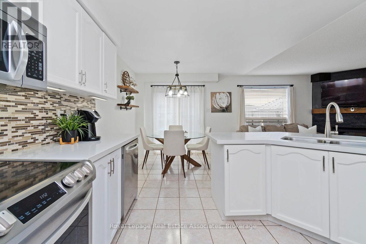 11 Redfinch Way, Brampton (Fletcher's Meadow), Ontario  L7A 2B2 - Photo 22 - W12473653