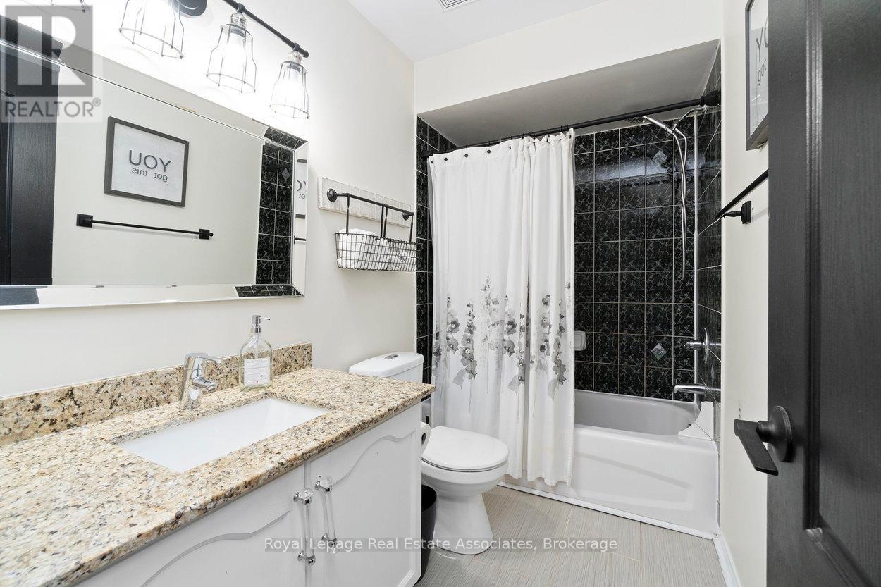 11 Redfinch Way, Brampton (Fletcher's Meadow), Ontario  L7A 2B2 - Photo 30 - W12473653
