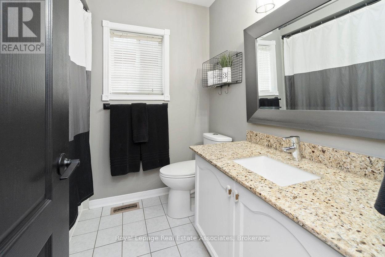 11 Redfinch Way, Brampton (Fletcher's Meadow), Ontario  L7A 2B2 - Photo 34 - W12473653