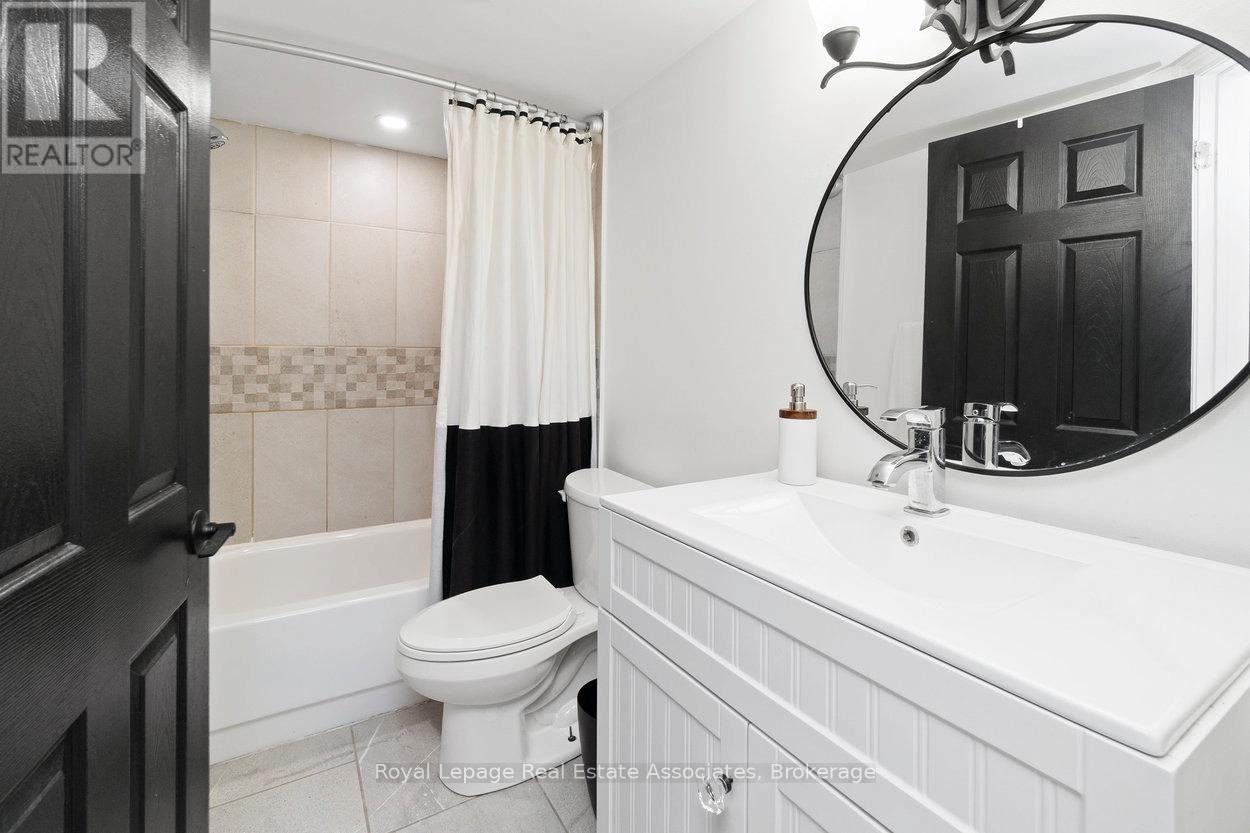 11 Redfinch Way, Brampton (Fletcher's Meadow), Ontario  L7A 2B2 - Photo 43 - W12473653