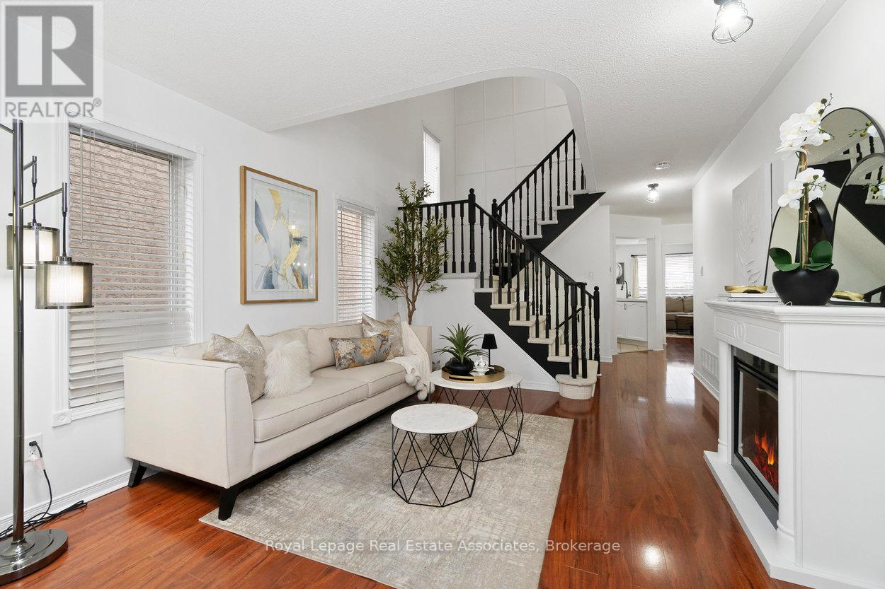 11 Redfinch Way, Brampton (Fletcher's Meadow), Ontario  L7A 2B2 - Photo 8 - W12473653