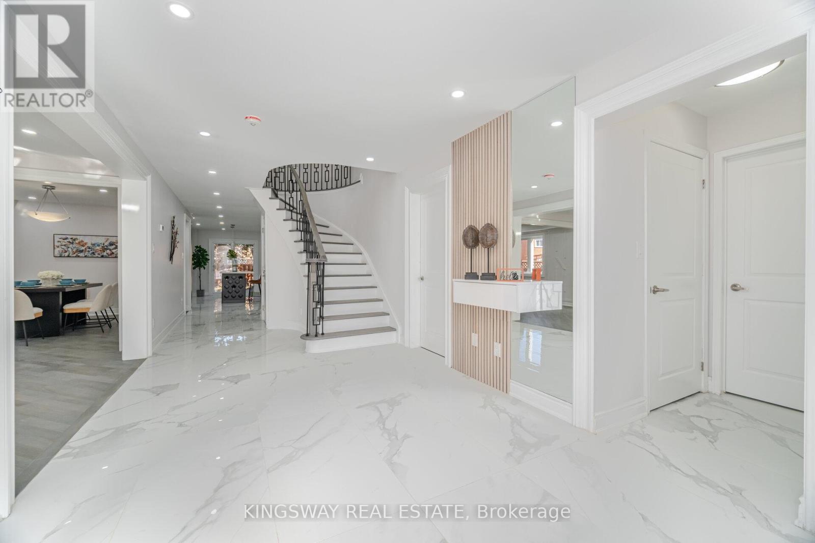 1008 Ceremonial Drive, Mississauga, Ontario  L5R 2Z7 - Photo 5 - W12473695