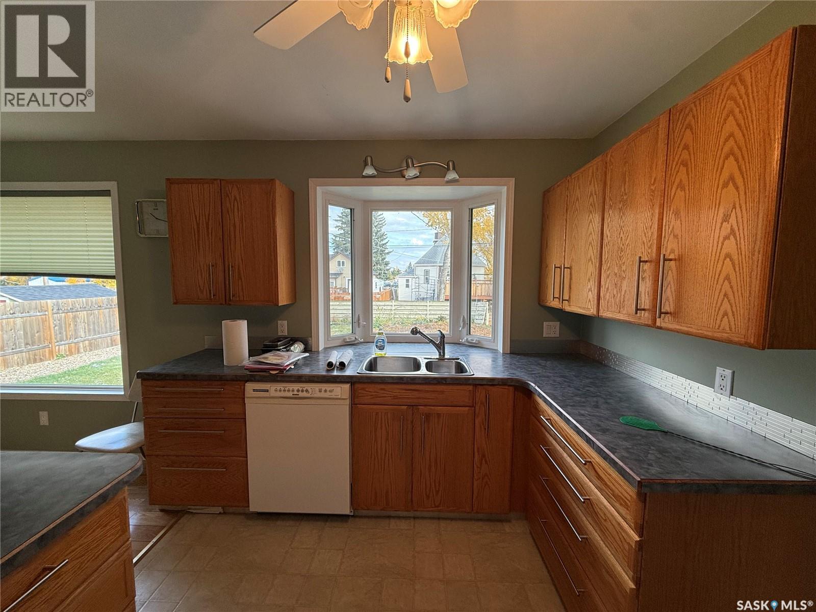 507 7th Avenue E, Assiniboia, Saskatchewan  S0H 0B0 - Photo 3 - SK021201