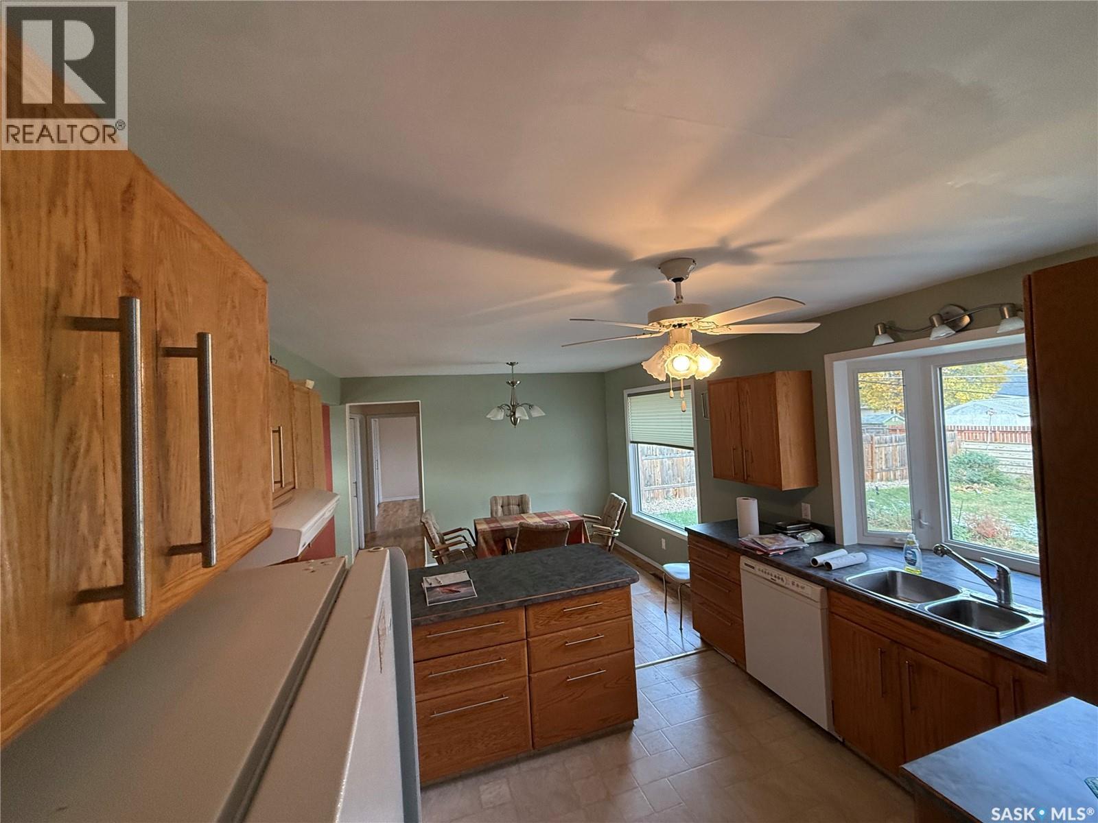 507 7th Avenue E, Assiniboia, Saskatchewan  S0H 0B0 - Photo 4 - SK021201