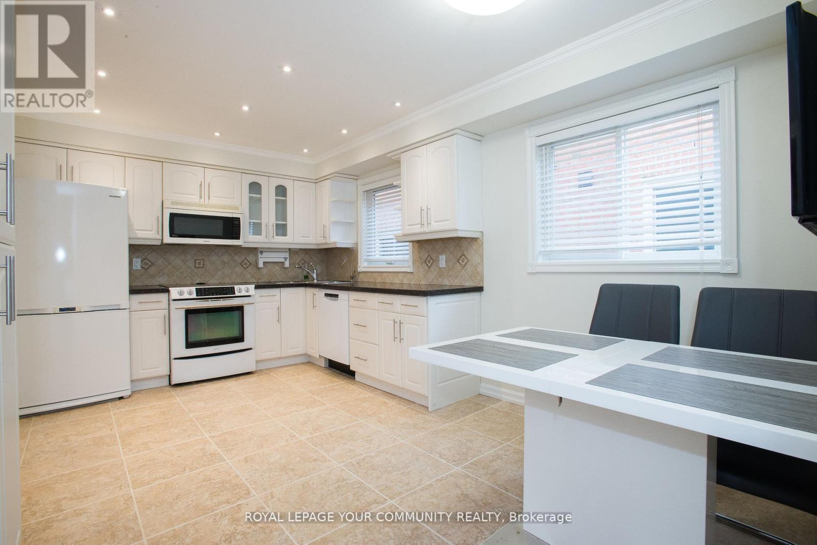 90 Carnival Court, Toronto, Ontario  M2R 3T8 - Photo 3 - C12473743