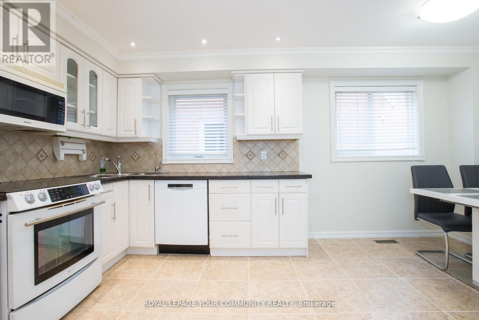 90 Carnival Court, Toronto, Ontario  M2R 3T8 - Photo 4 - C12473743